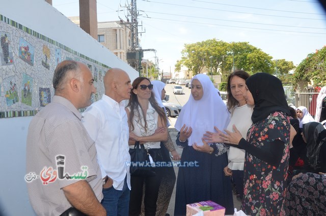 كفرقاسم - فيديو : الرئيس عادل بدير يدشن اللوحة الفنية من ابداعات الأمهات في بيت المسنين وطلاب الزهراء الابتدائية 